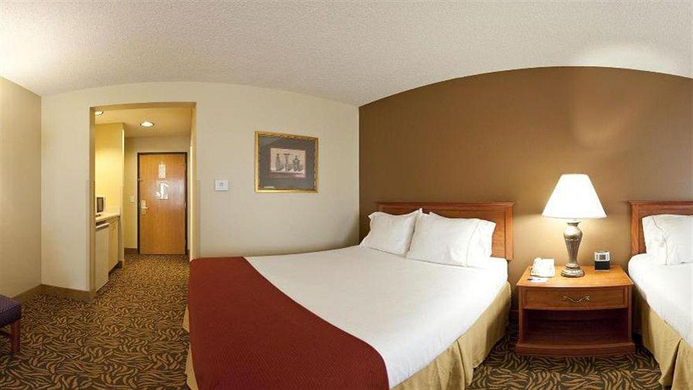 Holiday Inn Express Hotel & Suites Columbus By Ihg Exterior photo