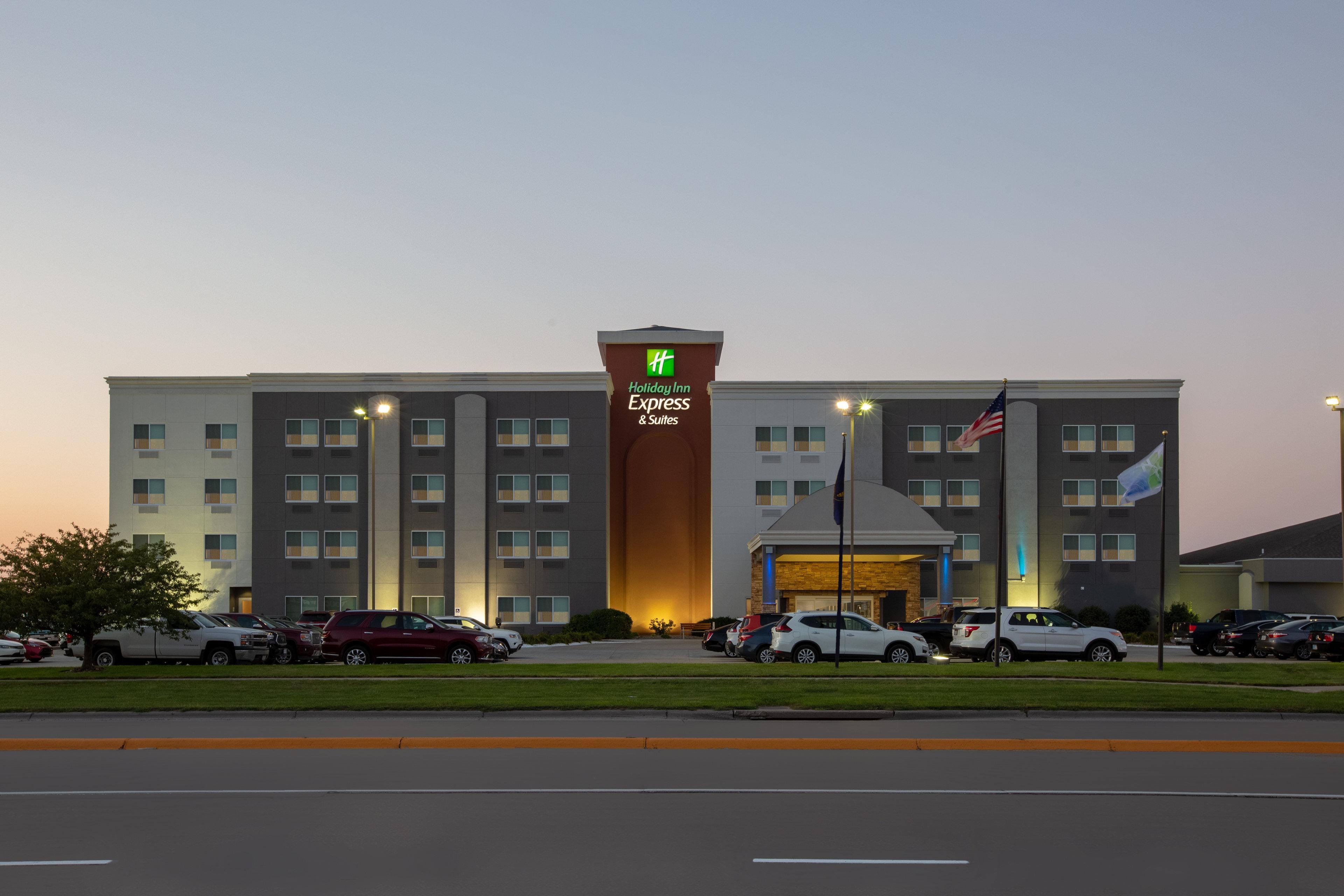 Holiday Inn Express Hotel & Suites Columbus By Ihg Exterior photo