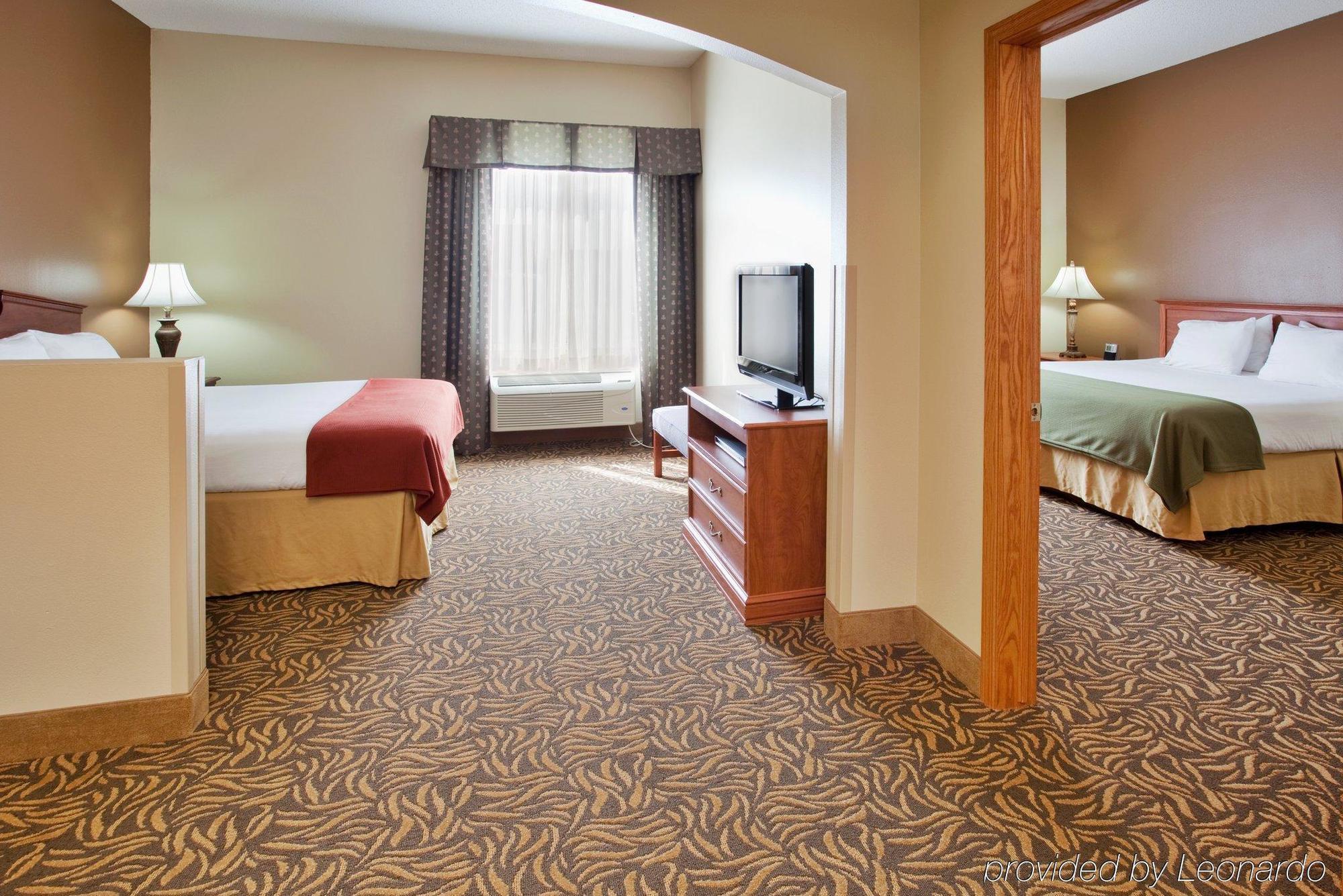 Holiday Inn Express Hotel & Suites Columbus By Ihg Exterior photo