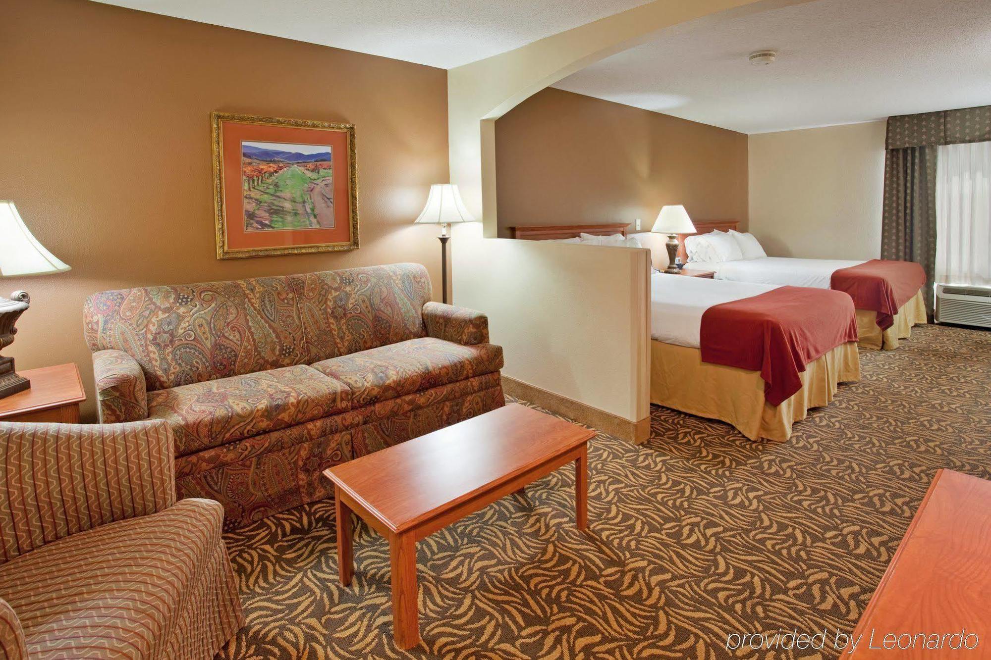 Holiday Inn Express Hotel & Suites Columbus By Ihg Exterior photo